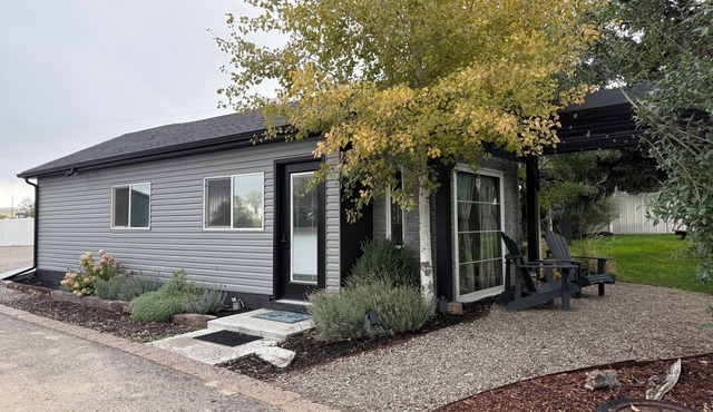 Peaceful studio bungalow with AC in charming Idaho Falls