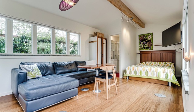 Peaceful tiny home with AC in charming Eugene perfect for getaway
