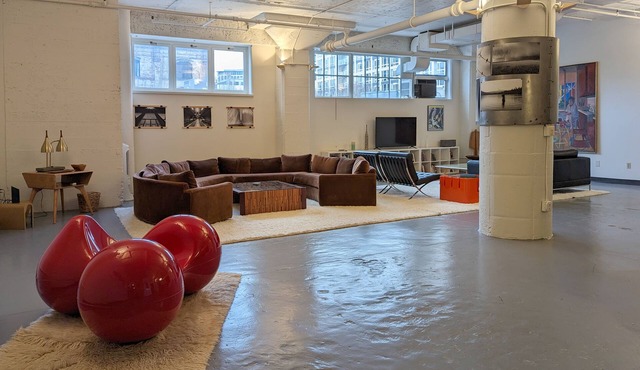 Pearl District Art Loft: Urban Luxury with Parking!