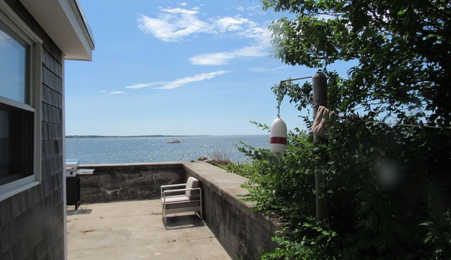 Perfect bay side Beach cottage right on the beach
