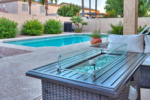 Pet friendly 3br 2ba Private optional heated Pool BBQ grill Golf Clubs close to park