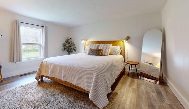 Pet-friendly cottage bordering Shawnee State Forest. Minutes from Shawnee State Park, Roosevelt Lake, Turkey Creek Lake, nature center, and hiking trails.