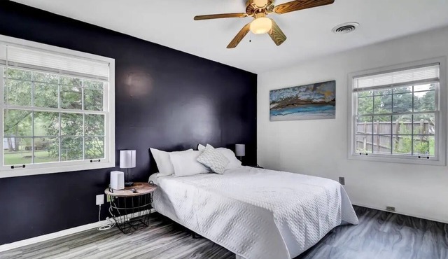 Pet friendly + Private yard: Close to Charleston
