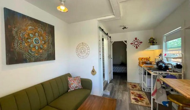 Petite Guesthouse with Kitchenette and Private Bathroom