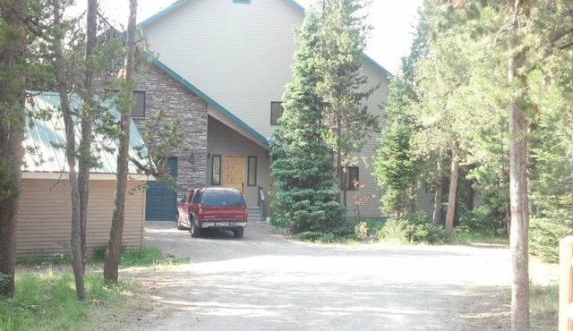 Picturesque Lakefront Property for Your Next Mountain Escape