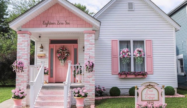 Pink Dreams Cottage: Hot Tub, Fire Pit, BBQ & More