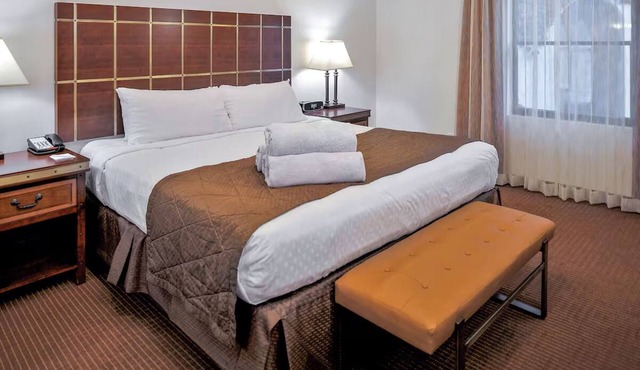 Play & Relax Retreat with Mini Golf, Games & Spa l Close to Scenic Trails