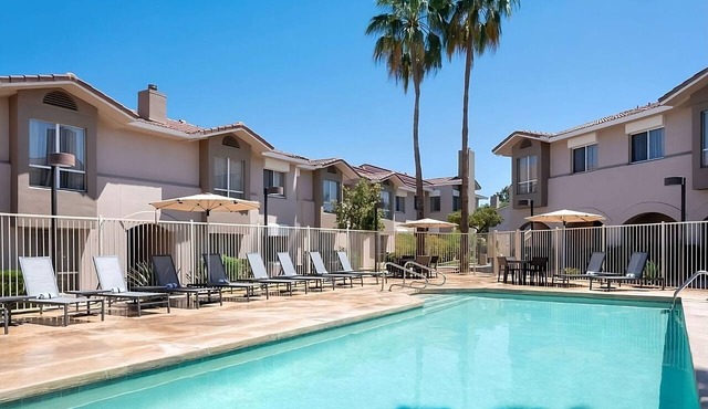Pleasant Stay, Convenient Location! Full Kitchen, Outdoor Pool, Free Breakfast