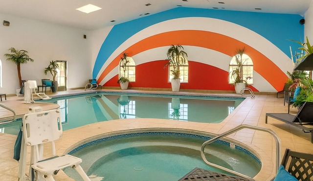 Pleasant Stay! Free Breakfast, Parking, Pets Allowed, Near Cultural Center!