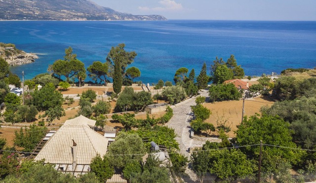Ploes Luxury Cottages “Eleni” overlooking the sea