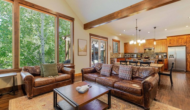 Points West - Close to Bend w/Hot Tub AC, Golf, and Mt Bachelor, 4 Suites