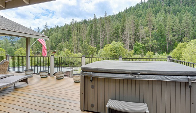 Pool & Dual Decks! Modern Trinity River Retreat