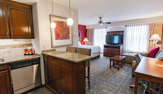 Pool. Free Breakfast. Gym. King Studio Near Convention Center.
