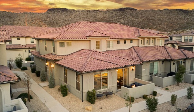 Pool, lazy river, pickle ball, sleeps 14, fire pit