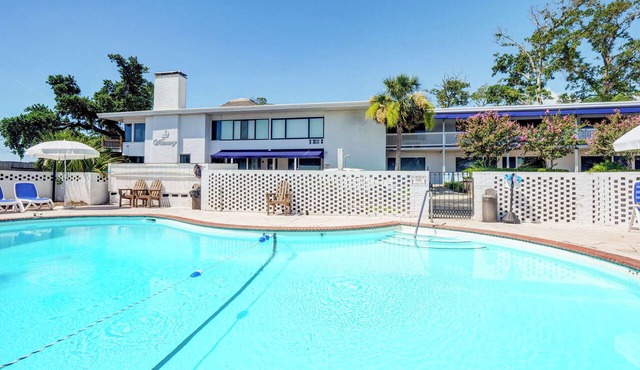 Pool, Marinas & Waterfront Dining Nearby @ The Waterway 403