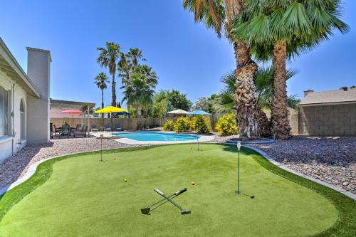 Pool & Putting Green: Scottsdale Family Escape