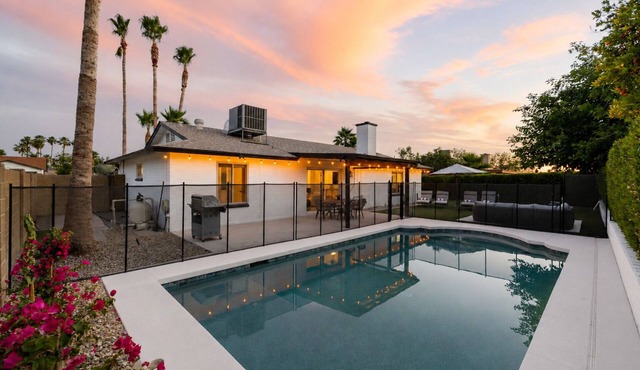 Pool + Putting Green | Scottsdale Desert Oasis
