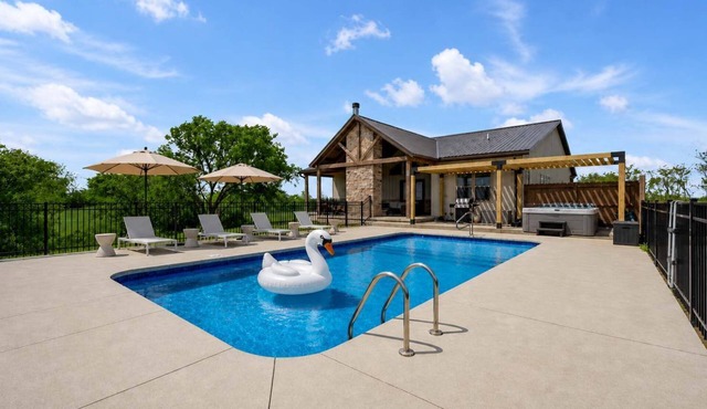 Pool | Sleeps 18 | Hot Tub |Firepit | Playset |