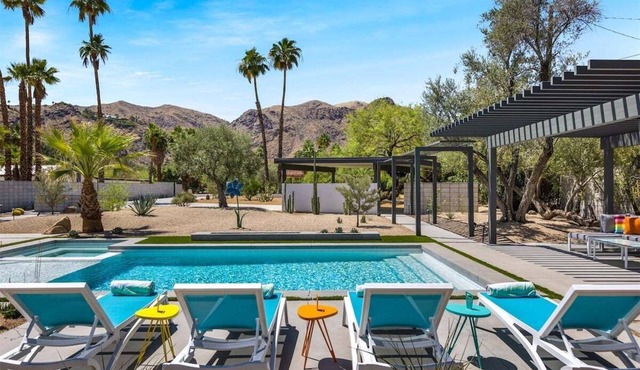Poolside Mid-Century Paradise - Luxury Meets History: Iconic Architecture & Resort-Style Comfort