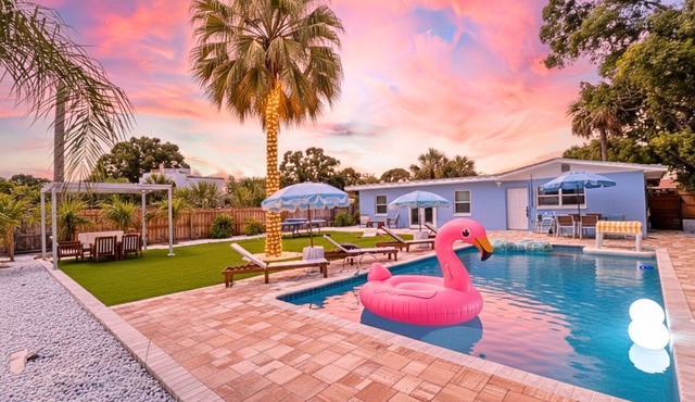 Poolside Paradise: Cabana, PingPong, Alfresco, Near Beach & Downtown, Sleep 12+