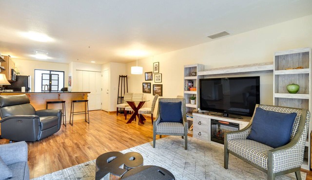 Portland Condo w/Hot Tub Access, Near Downtown!