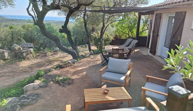 Porto -Vecchio, air-conditioned mini villa, sea view in quiet, leafy residence