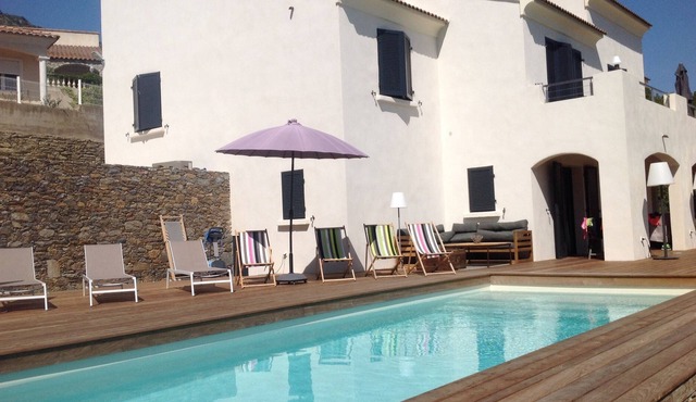 Pretty villa top with pool access