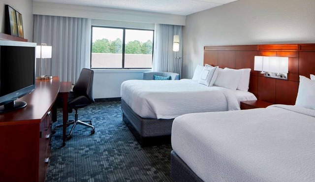 Prime Location! 3 Modern Units, Outdoor Pool, Pet-friendly, Free Airport Shuttle