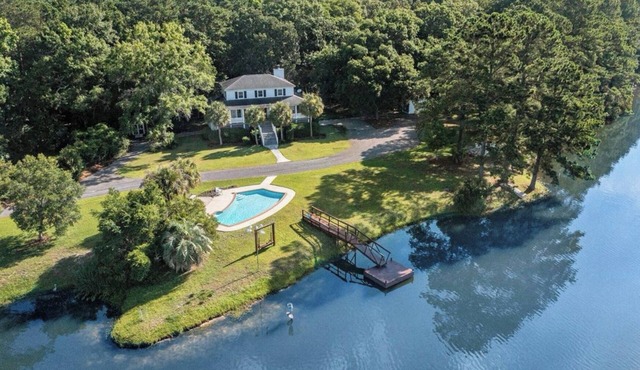 Private 4-Bedroom Lakeside Estate Sleeps 10 with Pool, Fire-pit, Wi-Fi, AC