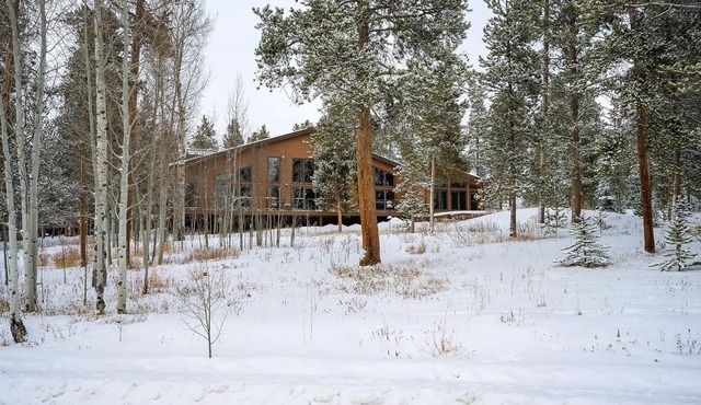 Private and spacious 4bd Cabin-360 views of nature Close to skiing!