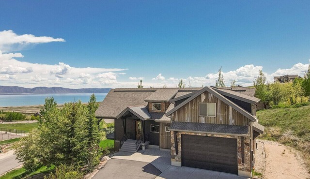 Private Beach Access! Nearby Swimming Pool, Hot Tub, Tennis and More!
