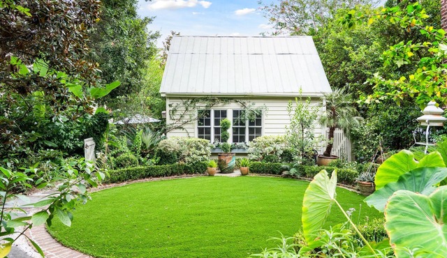 Private Garden Cottage in Historic Downtown Charleston