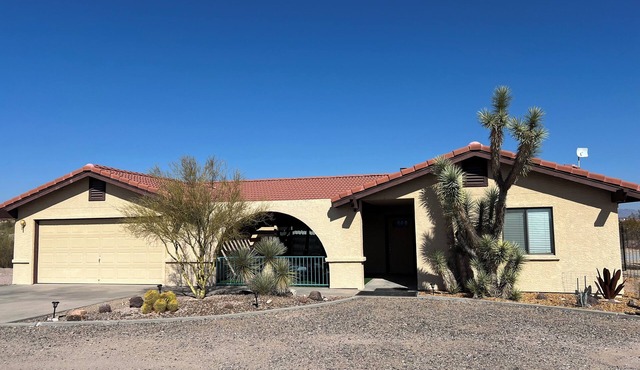 Private Getaway with 360 Views & Pool! Pens for Horses too!