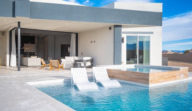 Private Modern Luxury Home Custom Built with Pool and Hot tub 14Mins to LV BVLD