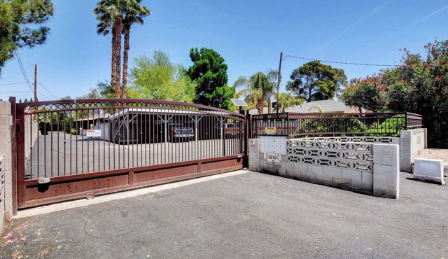 Private Parking and Patio.Longer Stays Available