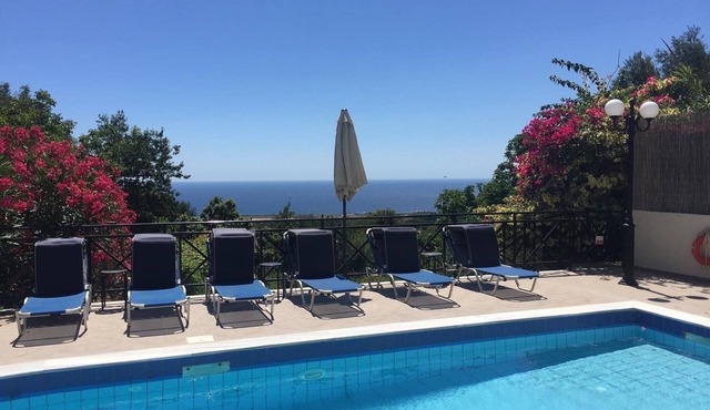 Private pool & Sleeps up to 10 People, Great seaviews