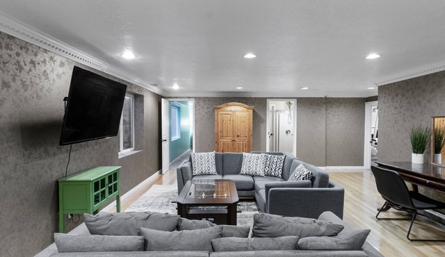 Private Quiet Basement Apartment+Gym