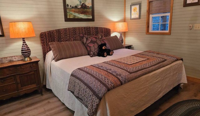 Private romantic Tiny Home King bed Jamestown