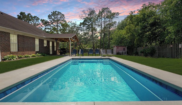 Private Saltwater Pool, No Stairs, Sleeps 8, Bunk Bed, Games, Gym, Near Beaches!