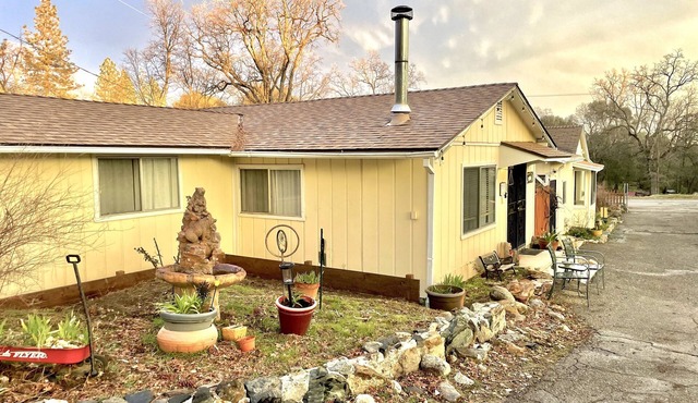 Private two bedroom cottage off Historic Highway 49.