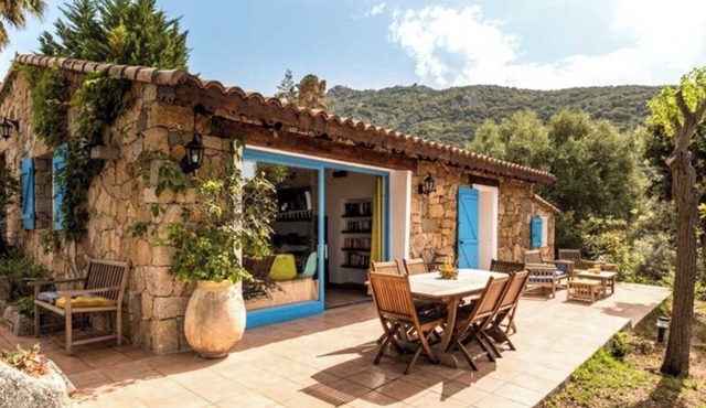 Private villa with swimming pool and jacuzzi overlooking the Gulf of Valinco