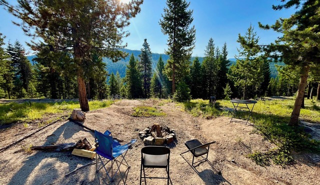 Private Wooded Camp site with fully equipped fifth wheel above Lolo Hot Springs