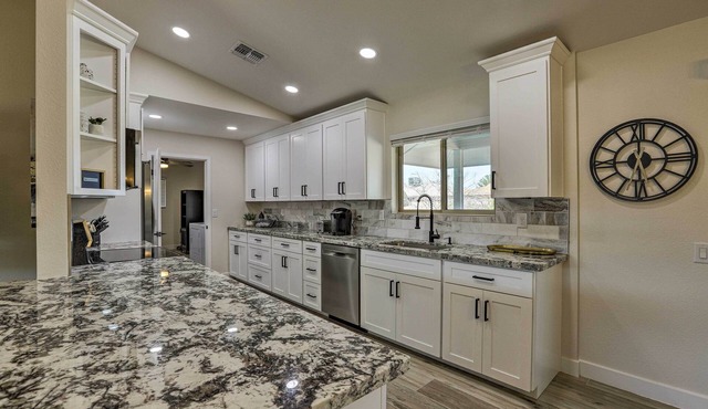 Putting Green, Grill: Home in Sun City West!