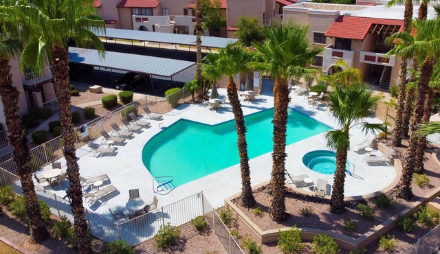 Quaint Condo, heated pool & spa, walking paths