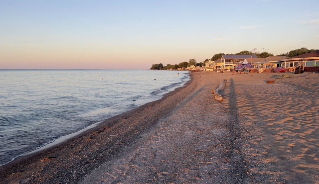 Quaint, Cozy Cottage- A 3 Minute Walk to the Beach!