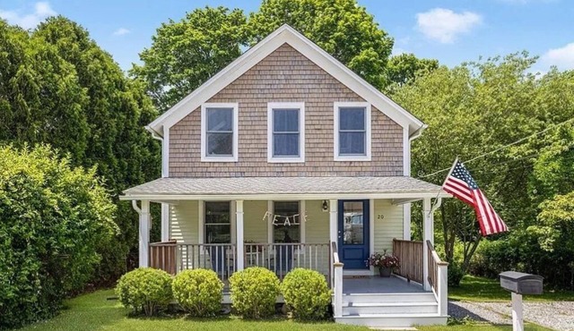 Quaint Downtown Jamestown R.I. Home -Walking distance to Newport Ferry and Beach