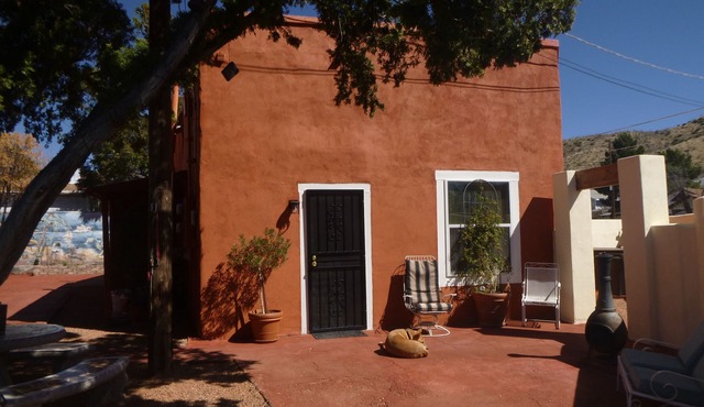 Quaint Historic Circa 1914 Bungalow style Apt.