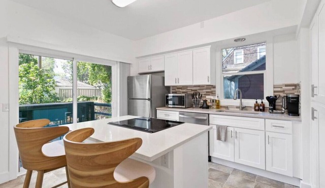 Quaint South Hill Home w/Luxury King Bed & Wifi!