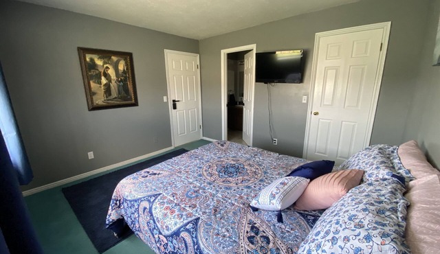 Queen Bed w/Private Bathroom