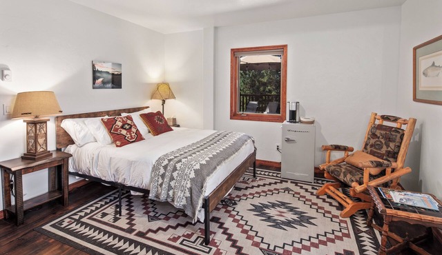 Queen Suite - Owl Room
